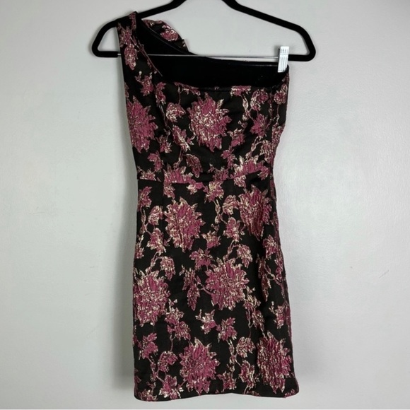 NEW FOR LOVE & LEMONS REVOLVE METALLIC FLORAL JACQUARD ONE-SHOULDER MINI DRESS - Picture 6 of 8